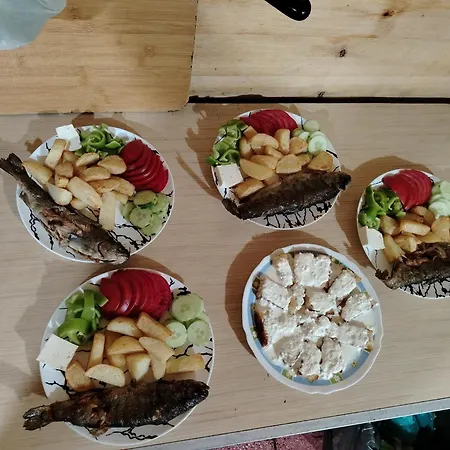 2 Bar Restaurant مكان تخييم *